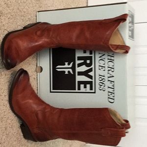 Frye Carson pull on boot